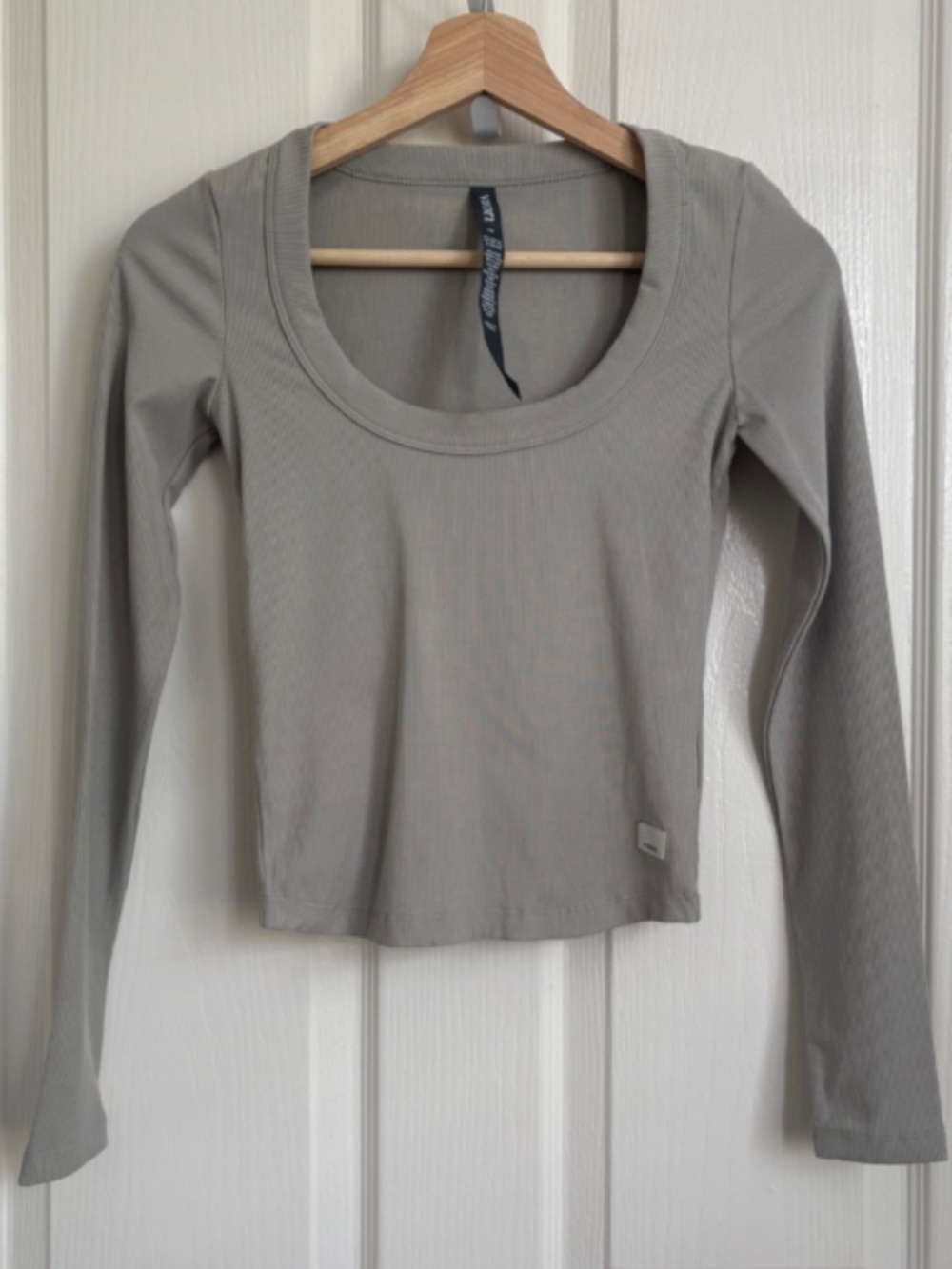 Vuori Women's Long Sleeve Pose Scoop Tee Size small NWOT